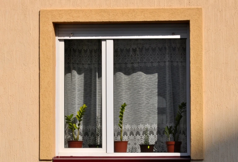 Okno w kremowym domku
